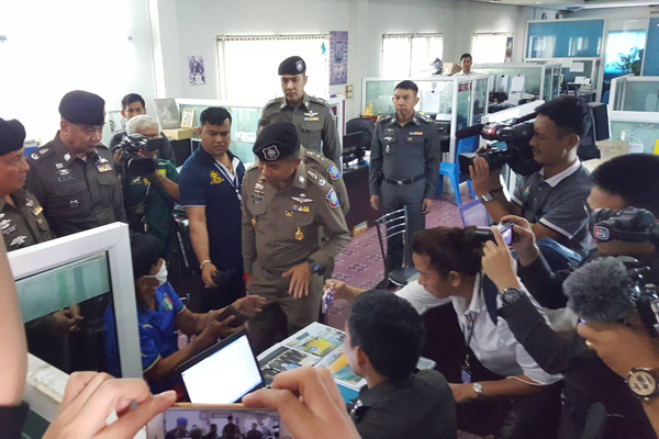 บิ๊กโจ๊กแถลงจับแท็กซี่ทิ้งนักท่องเที่ยวต่างชาติที่นครปฐมอ้างมึนแล้วลืม