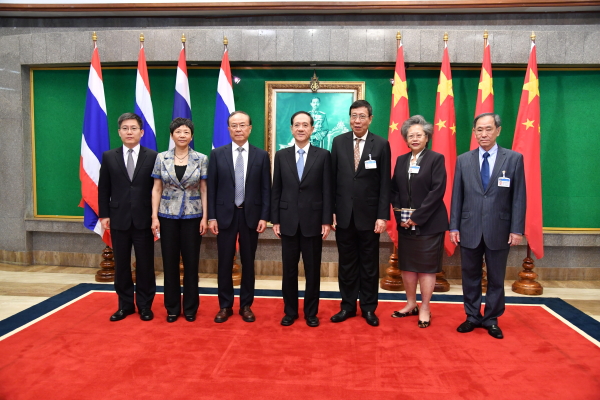 ศาสตราจารย์พิเศษ พรเพชร วิชิตชลชัย ประธานสภานิติบัญญัติแห่งชาติ ให้การรับรอง นายหาน ฉี่เต๋อ