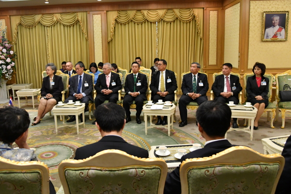 ศาสตราจารย์พิเศษ พรเพชร วิชิตชลชัย ประธานสภานิติบัญญัติแห่งชาติ ให้การรับรอง นายหาน ฉี่เต๋อ