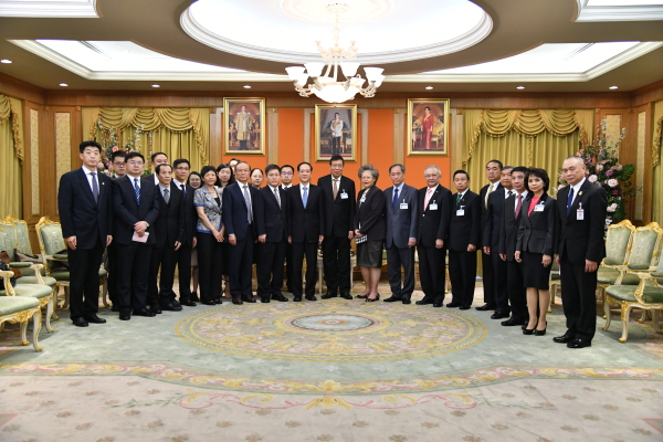 ศาสตราจารย์พิเศษ พรเพชร วิชิตชลชัย ประธานสภานิติบัญญัติแห่งชาติ ให้การรับรอง นายหาน ฉี่เต๋อ