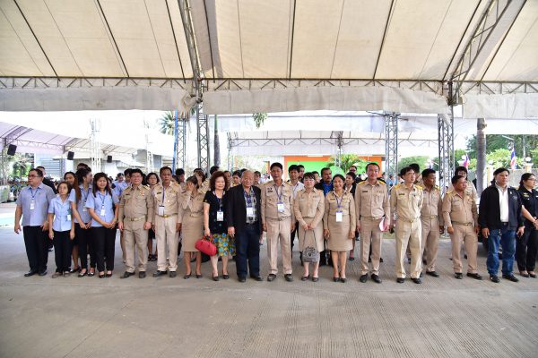 วันที่ 21 กุมภาพันธ์ 2561 พลเอกประยุทธ์ จันทร์โอชา นายกรัฐมนตรี พร้อมด้วยรองนายกรัฐมนตรี และคณะ ลงพื้นที่จังหวัดนครปฐม เยี่ยมชมสหกรณ์โคนมกำแพงแสน จำกัด ตำบลทุ่งลูกนก อำเภอกำแพงแสน จังหวัดนครปฐม โดยมีนายชาญนะ เอี่ยมแสง ผู้ว่าราชการจังหวัดนครปฐม พร้อมด้วย ข้าราชการ เกษตรกร และประชาชนให้การต้อนรับ จากนั้นนายกรัฐมนตรีได้รับฟังการรายงานความเป็นมาและผลการดำเนินงานของสหกรณ์โคนมกำแพงแสน พร้อมทั้งเป็นสักขีพยานในโอกาสที่ ผู้ว่าราชการจังหวัดนครปฐมมอบโรงเรือนถอดประกอบได้ รถไถ และเครื่องสีข้าวให้แก่เกษตรกร โดยมีรัฐมนตรีว่าการกระทรวงมหาดไทย และรัฐมนตรีว่าการกระทรวงเกษตรและสหกรณ์ร่วมเป็นสักขีพยาน โอกาสนี้ นายกรัฐมนตรี ได้พบปะพูดคุยกับกลุ่มสมาชิกสหกรณ์และประชาชน จำนวน 600 คน   โดยนายนัยฤทธิ์ จำเล ในนามตัวแทนคณะกรรมการและมวลสมาชิกสหกรณ์ โคนมกำแพงแสน จำกัด กล่าวว่า สหกรณ์โคนมกำแพงแสน จำกัด  ได้รับการจดทะเบียนเป็นสหกรณ์ ปัจจุบันมีสมาชิกจำนวน 342 ครอบครัว รวบรวมน้ำนมดิบจากสมาชิกได้ วันละ 42 ตัน มีประชากรโคนมทั้งสิ้น จำนวน 9,406 ตัว  จำนวนโคนมรีด 3,681 ตัว โดยในปี 2559 ที่ผ่านมา สหกรณ์มีผลการดำเนินงาน กำไรสุทธิ จำนวน  26,600,000.-บาท ซึ่งการดำเนินงานของสหกรณ์ฯ มุ่งเน้นช่วยเหลือสมาชิกและเกษตรกรผู้เลี้ยงโคนมในจังหวัดนครปฐม และใกล้เคียง  ให้มีรายได้เพียงพอในการเลี้ยงครอบครัว และมีความมั่นคง  ในการประกอบอาชีพ   นอกจากนี้สหกรณ์ประสบปัญหาในการหาที่จำหน่ายน้ำนมดิบ ดังนั้น เพื่อเป็นการช่วยเหลือและบรรเทาความเดือดร้อนของสมาชิกและสหกรณ์ในระยะยาว สหกรณ์จึงริเริ่มโครงการก่อสร้างโรงงานผลิตนม  ยู.เอช.ที ขนาด 3 ตันต่อชั่วโมง เพื่อต่อยอดธุรกิจและพัฒนาผลิตภัณฑ์เชิงพาณิชย์  โดยสหกรณ์มีการประมาณการค่าใช้จ่ายในการก่อสร้าง  ทั้งสิ้นประมาณ 120 ล้านบาท แต่ปัจจุบันสหกรณ์ได้ขอกู้เงินจากสถาบันการเงินเพื่อดำเนินการ ซึ่งได้รับการอนุมัติเงินกู้ เพียงจำนวน 70 ล้านบาท ดังนั้น เพื่อแก้ไขปัญหาดังกล่าวสหกรณ์ฯ จึงมีความจำเป็นที่จะต้องการหาแหล่งเงินทุน หรืองบประมาณเพิ่มเติม เพื่อสนับสนุนการดำเนินงานตามโครงการดังกล่าวให้สำเร็จตามวัตถุประสงค์ เพื่อสร้างรากฐานที่มั่นคงในอาชีพการเลี้ยงโคนมและสร้างให้ชุมชนเกิดความเข้มแข็ง สมาชิกมีความเป็นอยู่ที่ดี และมีความ "มั่นคง มั่งคั่ง อย่างยั่งยืน” ต่อไป