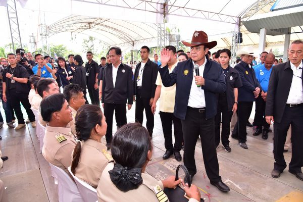 วันที่ 21 กุมภาพันธ์ 2561 พลเอกประยุทธ์ จันทร์โอชา นายกรัฐมนตรี พร้อมด้วยรองนายกรัฐมนตรี และคณะ ลงพื้นที่จังหวัดนครปฐม เยี่ยมชมสหกรณ์โคนมกำแพงแสน จำกัด ตำบลทุ่งลูกนก อำเภอกำแพงแสน จังหวัดนครปฐม โดยมีนายชาญนะ เอี่ยมแสง ผู้ว่าราชการจังหวัดนครปฐม พร้อมด้วย ข้าราชการ เกษตรกร และประชาชนให้การต้อนรับ จากนั้นนายกรัฐมนตรีได้รับฟังการรายงานความเป็นมาและผลการดำเนินงานของสหกรณ์โคนมกำแพงแสน พร้อมทั้งเป็นสักขีพยานในโอกาสที่ ผู้ว่าราชการจังหวัดนครปฐมมอบโรงเรือนถอดประกอบได้ รถไถ และเครื่องสีข้าวให้แก่เกษตรกร โดยมีรัฐมนตรีว่าการกระทรวงมหาดไทย และรัฐมนตรีว่าการกระทรวงเกษตรและสหกรณ์ร่วมเป็นสักขีพยาน โอกาสนี้ นายกรัฐมนตรี ได้พบปะพูดคุยกับกลุ่มสมาชิกสหกรณ์และประชาชน จำนวน 600 คน   โดยนายนัยฤทธิ์ จำเล ในนามตัวแทนคณะกรรมการและมวลสมาชิกสหกรณ์ โคนมกำแพงแสน จำกัด กล่าวว่า สหกรณ์โคนมกำแพงแสน จำกัด  ได้รับการจดทะเบียนเป็นสหกรณ์ ปัจจุบันมีสมาชิกจำนวน 342 ครอบครัว รวบรวมน้ำนมดิบจากสมาชิกได้ วันละ 42 ตัน มีประชากรโคนมทั้งสิ้น จำนวน 9,406 ตัว  จำนวนโคนมรีด 3,681 ตัว โดยในปี 2559 ที่ผ่านมา สหกรณ์มีผลการดำเนินงาน กำไรสุทธิ จำนวน  26,600,000.-บาท ซึ่งการดำเนินงานของสหกรณ์ฯ มุ่งเน้นช่วยเหลือสมาชิกและเกษตรกรผู้เลี้ยงโคนมในจังหวัดนครปฐม และใกล้เคียง  ให้มีรายได้เพียงพอในการเลี้ยงครอบครัว และมีความมั่นคง  ในการประกอบอาชีพ   นอกจากนี้สหกรณ์ประสบปัญหาในการหาที่จำหน่ายน้ำนมดิบ ดังนั้น เพื่อเป็นการช่วยเหลือและบรรเทาความเดือดร้อนของสมาชิกและสหกรณ์ในระยะยาว สหกรณ์จึงริเริ่มโครงการก่อสร้างโรงงานผลิตนม  ยู.เอช.ที ขนาด 3 ตันต่อชั่วโมง เพื่อต่อยอดธุรกิจและพัฒนาผลิตภัณฑ์เชิงพาณิชย์  โดยสหกรณ์มีการประมาณการค่าใช้จ่ายในการก่อสร้าง  ทั้งสิ้นประมาณ 120 ล้านบาท แต่ปัจจุบันสหกรณ์ได้ขอกู้เงินจากสถาบันการเงินเพื่อดำเนินการ ซึ่งได้รับการอนุมัติเงินกู้ เพียงจำนวน 70 ล้านบาท ดังนั้น เพื่อแก้ไขปัญหาดังกล่าวสหกรณ์ฯ จึงมีความจำเป็นที่จะต้องการหาแหล่งเงินทุน หรืองบประมาณเพิ่มเติม เพื่อสนับสนุนการดำเนินงานตามโครงการดังกล่าวให้สำเร็จตามวัตถุประสงค์ เพื่อสร้างรากฐานที่มั่นคงในอาชีพการเลี้ยงโคนมและสร้างให้ชุมชนเกิดความเข้มแข็ง สมาชิกมีความเป็นอยู่ที่ดี และมีความ "มั่นคง มั่งคั่ง อย่างยั่งยืน” ต่อไป