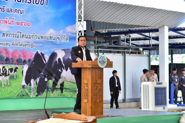 วันที่ 21 กุมภาพันธ์ 2561 พลเอกประยุทธ์ จันทร์โอชา นายกรัฐมนตรี พร้อมด้วยรองนายกรัฐมนตรี และคณะ ลงพื้นที่จังหวัดนครปฐม เยี่ยมชมสหกรณ์โคนมกำแพงแสน จำกัด ตำบลทุ่งลูกนก อำเภอกำแพงแสน จังหวัดนครปฐม โดยมีนายชาญนะ เอี่ยมแสง ผู้ว่าราชการจังหวัดนครปฐม พร้อมด้วย ข้าราชการ เกษตรกร และประชาชนให้การต้อนรับ จากนั้นนายกรัฐมนตรีได้รับฟังการรายงานความเป็นมาและผลการดำเนินงานของสหกรณ์โคนมกำแพงแสน พร้อมทั้งเป็นสักขีพยานในโอกาสที่ ผู้ว่าราชการจังหวัดนครปฐมมอบโรงเรือนถอดประกอบได้ รถไถ และเครื่องสีข้าวให้แก่เกษตรกร โดยมีรัฐมนตรีว่าการกระทรวงมหาดไทย และรัฐมนตรีว่าการกระทรวงเกษตรและสหกรณ์ร่วมเป็นสักขีพยาน โอกาสนี้ นายกรัฐมนตรี ได้พบปะพูดคุยกับกลุ่มสมาชิกสหกรณ์และประชาชน จำนวน 600 คน   โดยนายนัยฤทธิ์ จำเล ในนามตัวแทนคณะกรรมการและมวลสมาชิกสหกรณ์ โคนมกำแพงแสน จำกัด กล่าวว่า สหกรณ์โคนมกำแพงแสน จำกัด  ได้รับการจดทะเบียนเป็นสหกรณ์ ปัจจุบันมีสมาชิกจำนวน 342 ครอบครัว รวบรวมน้ำนมดิบจากสมาชิกได้ วันละ 42 ตัน มีประชากรโคนมทั้งสิ้น จำนวน 9,406 ตัว  จำนวนโคนมรีด 3,681 ตัว โดยในปี 2559 ที่ผ่านมา สหกรณ์มีผลการดำเนินงาน กำไรสุทธิ จำนวน  26,600,000.-บาท ซึ่งการดำเนินงานของสหกรณ์ฯ มุ่งเน้นช่วยเหลือสมาชิกและเกษตรกรผู้เลี้ยงโคนมในจังหวัดนครปฐม และใกล้เคียง  ให้มีรายได้เพียงพอในการเลี้ยงครอบครัว และมีความมั่นคง  ในการประกอบอาชีพ   นอกจากนี้สหกรณ์ประสบปัญหาในการหาที่จำหน่ายน้ำนมดิบ ดังนั้น เพื่อเป็นการช่วยเหลือและบรรเทาความเดือดร้อนของสมาชิกและสหกรณ์ในระยะยาว สหกรณ์จึงริเริ่มโครงการก่อสร้างโรงงานผลิตนม  ยู.เอช.ที ขนาด 3 ตันต่อชั่วโมง เพื่อต่อยอดธุรกิจและพัฒนาผลิตภัณฑ์เชิงพาณิชย์  โดยสหกรณ์มีการประมาณการค่าใช้จ่ายในการก่อสร้าง  ทั้งสิ้นประมาณ 120 ล้านบาท แต่ปัจจุบันสหกรณ์ได้ขอกู้เงินจากสถาบันการเงินเพื่อดำเนินการ ซึ่งได้รับการอนุมัติเงินกู้ เพียงจำนวน 70 ล้านบาท ดังนั้น เพื่อแก้ไขปัญหาดังกล่าวสหกรณ์ฯ จึงมีความจำเป็นที่จะต้องการหาแหล่งเงินทุน หรืองบประมาณเพิ่มเติม เพื่อสนับสนุนการดำเนินงานตามโครงการดังกล่าวให้สำเร็จตามวัตถุประสงค์ เพื่อสร้างรากฐานที่มั่นคงในอาชีพการเลี้ยงโคนมและสร้างให้ชุมชนเกิดความเข้มแข็ง สมาชิกมีความเป็นอยู่ที่ดี และมีความ "มั่นคง มั่งคั่ง อย่างยั่งยืน” ต่อไป