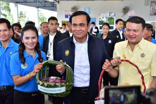 วันที่ 21 กุมภาพันธ์ 2561 พลเอกประยุทธ์ จันทร์โอชา นายกรัฐมนตรี พร้อมด้วยรองนายกรัฐมนตรี และคณะ ลงพื้นที่จังหวัดนครปฐม เยี่ยมชมสหกรณ์โคนมกำแพงแสน จำกัด ตำบลทุ่งลูกนก อำเภอกำแพงแสน จังหวัดนครปฐม โดยมีนายชาญนะ เอี่ยมแสง ผู้ว่าราชการจังหวัดนครปฐม พร้อมด้วย ข้าราชการ เกษตรกร และประชาชนให้การต้อนรับ จากนั้นนายกรัฐมนตรีได้รับฟังการรายงานความเป็นมาและผลการดำเนินงานของสหกรณ์โคนมกำแพงแสน พร้อมทั้งเป็นสักขีพยานในโอกาสที่ ผู้ว่าราชการจังหวัดนครปฐมมอบโรงเรือนถอดประกอบได้ รถไถ และเครื่องสีข้าวให้แก่เกษตรกร โดยมีรัฐมนตรีว่าการกระทรวงมหาดไทย และรัฐมนตรีว่าการกระทรวงเกษตรและสหกรณ์ร่วมเป็นสักขีพยาน โอกาสนี้ นายกรัฐมนตรี ได้พบปะพูดคุยกับกลุ่มสมาชิกสหกรณ์และประชาชน จำนวน 600 คน   โดยนายนัยฤทธิ์ จำเล ในนามตัวแทนคณะกรรมการและมวลสมาชิกสหกรณ์ โคนมกำแพงแสน จำกัด กล่าวว่า สหกรณ์โคนมกำแพงแสน จำกัด  ได้รับการจดทะเบียนเป็นสหกรณ์ ปัจจุบันมีสมาชิกจำนวน 342 ครอบครัว รวบรวมน้ำนมดิบจากสมาชิกได้ วันละ 42 ตัน มีประชากรโคนมทั้งสิ้น จำนวน 9,406 ตัว  จำนวนโคนมรีด 3,681 ตัว โดยในปี 2559 ที่ผ่านมา สหกรณ์มีผลการดำเนินงาน กำไรสุทธิ จำนวน  26,600,000.-บาท ซึ่งการดำเนินงานของสหกรณ์ฯ มุ่งเน้นช่วยเหลือสมาชิกและเกษตรกรผู้เลี้ยงโคนมในจังหวัดนครปฐม และใกล้เคียง  ให้มีรายได้เพียงพอในการเลี้ยงครอบครัว และมีความมั่นคง  ในการประกอบอาชีพ   นอกจากนี้สหกรณ์ประสบปัญหาในการหาที่จำหน่ายน้ำนมดิบ ดังนั้น เพื่อเป็นการช่วยเหลือและบรรเทาความเดือดร้อนของสมาชิกและสหกรณ์ในระยะยาว สหกรณ์จึงริเริ่มโครงการก่อสร้างโรงงานผลิตนม  ยู.เอช.ที ขนาด 3 ตันต่อชั่วโมง เพื่อต่อยอดธุรกิจและพัฒนาผลิตภัณฑ์เชิงพาณิชย์  โดยสหกรณ์มีการประมาณการค่าใช้จ่ายในการก่อสร้าง  ทั้งสิ้นประมาณ 120 ล้านบาท แต่ปัจจุบันสหกรณ์ได้ขอกู้เงินจากสถาบันการเงินเพื่อดำเนินการ ซึ่งได้รับการอนุมัติเงินกู้ เพียงจำนวน 70 ล้านบาท ดังนั้น เพื่อแก้ไขปัญหาดังกล่าวสหกรณ์ฯ จึงมีความจำเป็นที่จะต้องการหาแหล่งเงินทุน หรืองบประมาณเพิ่มเติม เพื่อสนับสนุนการดำเนินงานตามโครงการดังกล่าวให้สำเร็จตามวัตถุประสงค์ เพื่อสร้างรากฐานที่มั่นคงในอาชีพการเลี้ยงโคนมและสร้างให้ชุมชนเกิดความเข้มแข็ง สมาชิกมีความเป็นอยู่ที่ดี และมีความ "มั่นคง มั่งคั่ง อย่างยั่งยืน” ต่อไป