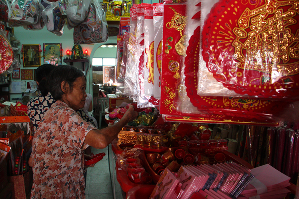 เบตง ชาวไทยเชื้อสายจีนเริ่มทยอยซื้อเครื่องเซ่นไหว้รับตรุษจีน