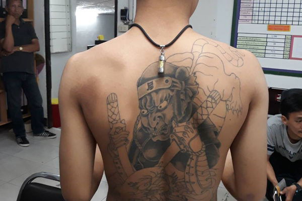 โจ๋ซ่าแก๊งสักลาย แค่มองหน้า ชักปืนยิงเจ็บหน้าเซเว่น