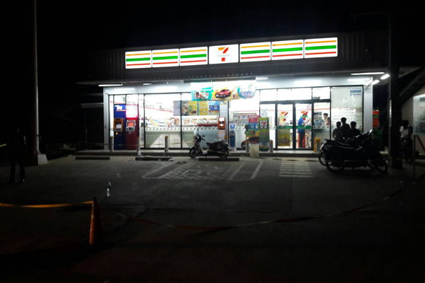 โจ๋ซ่าแก๊งสักลาย แค่มองหน้า ชักปืนยิงเจ็บหน้าเซเว่น