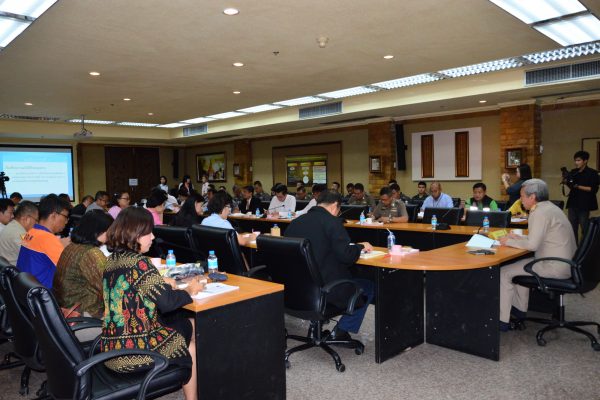 จังหวัดนครปฐมเตรียมความพร้อมหน่วยงานทุกภาคส่วนในดำเนินการป้องกันและลดอุบัติเหตุทางถนนช่วงเทศกาลสงกรานต์ ประจำปี 2561