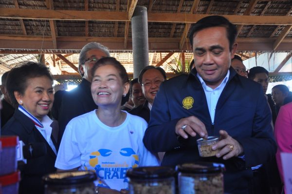 นายกรัฐมนตรีชื่นชมการรวมกลุ่มวิสาหกิจชุมชนธนาคารปู แพปลา สร้างความเข้มแข็งชุมชน สู่ความมั่นคง มั่งคั่ง ยั่งยืน