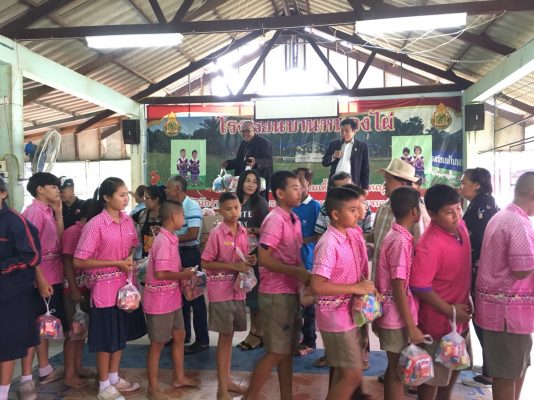 สมาคมสื่อวิทยุกาญจนบุรี ร่วมกับสมาคมวิชาชีพวิทยุโทรทัศน์ภาคตะวันตก ดีเจ นักจัดรายการวิทยุ เลี้ยงอาหารกลางวันให้กับนักเรียน