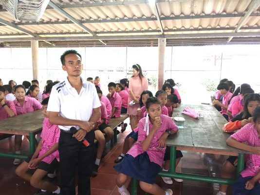 สมาคมสื่อวิทยุกาญจนบุรี ร่วมกับสมาคมวิชาชีพวิทยุโทรทัศน์ภาคตะวันตก ดีเจ นักจัดรายการวิทยุ เลี้ยงอาหารกลางวันให้กับนักเรียน