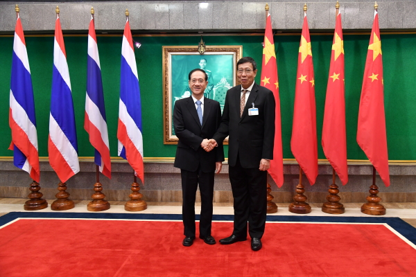 ศาสตราจารย์พิเศษ พรเพชร วิชิตชลชัย ประธานสภานิติบัญญัติแห่งชาติ ให้การรับรอง นายหาน ฉี่เต๋อ