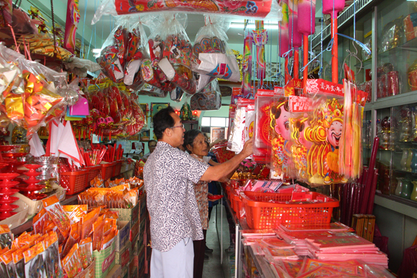 เบตง ชาวไทยเชื้อสายจีนเริ่มทยอยซื้อเครื่องเซ่นไหว้รับตรุษจีน