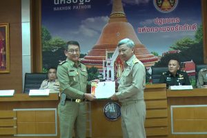 มอบเกียรติบัตรให้แก่หน่วยงานที่เข้าร่วมการประกวดผลงานชมรม TO BE NUMBER ONE