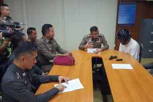 นักเลงเขาย้อยนาวาร่าโร่มอบตัวหลังถูกแจ้งพกปืนขู่ในปั๊ม