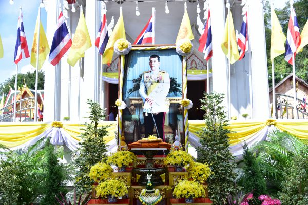 พระบาทสมเด็จพระเจ้าอยู่หัว ทรงพระกรุณาโปรดเกล้าโปรดกระหม่อม พระราชทานผ้าพระกฐิน ถวายพระสงฆ์จำพรรษาถ้วนไตรมาส ณ จังหวัดนครปฐม