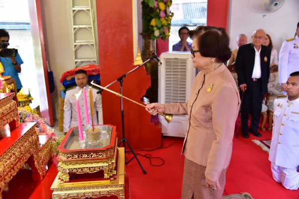พระบาทสมเด็จพระเจ้าอยู่หัว ทรงพระกรุณาโปรดเกล้าโปรดกระหม่อม พระราชทานผ้าพระกฐิน ถวายพระสงฆ์จำพรรษาถ้วนไตรมาส ณ จังหวัดนครปฐม