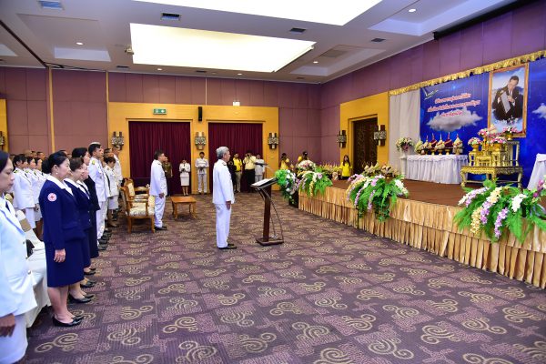 พิธีวางพานพุ่มดอกไม้สดเนื่องในวันพระบิดาแห่งฝนหลวง
