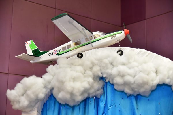 พิธีวางพานพุ่มดอกไม้สดเนื่องในวันพระบิดาแห่งฝนหลวง