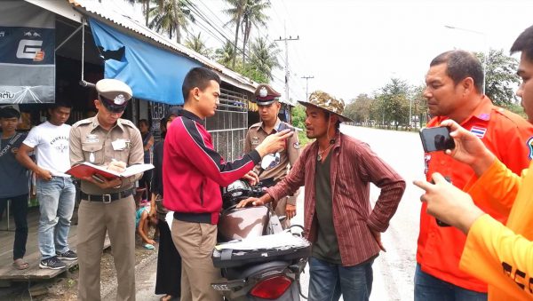 ประจวบฯ กระบะหมุนฟาดร้านผ้าริมถนน​พังยับ