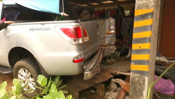 ประจวบฯ กระบะหมุนฟาดร้านผ้าริมถนน​พังยับ