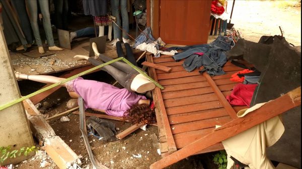 ประจวบฯ กระบะหมุนฟาดร้านผ้าริมถนน​พังยับ