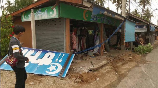 ประจวบฯ กระบะหมุนฟาดร้านผ้าริมถนน​พังยับ