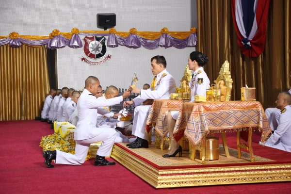 พระบาทสมเด็จพระเจ้าอยู่หัว และสมเด็จพระนางเจ้าฯ พระบรมราชินี พระราชทานกระบี่และปริญญาบัตรแก่ผู้สำเร็จการศึกษาจากโรงเรียนนายร้อยตำรวจ ประจำปีการศึกษา 2561 