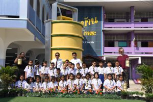 ผอ.รร.ดัง ไอเดียเก๋ สร้างกระเป๋านักเรียน-ปิ่นโตยักษ์