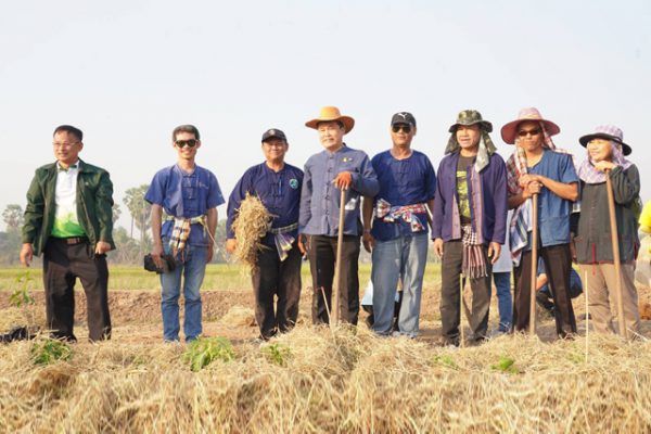 อธิบดี พช. นำทีมเอามื้อเนรมิตปรับพื้นที่ตาม “โคก หนอง นา โมเดล”