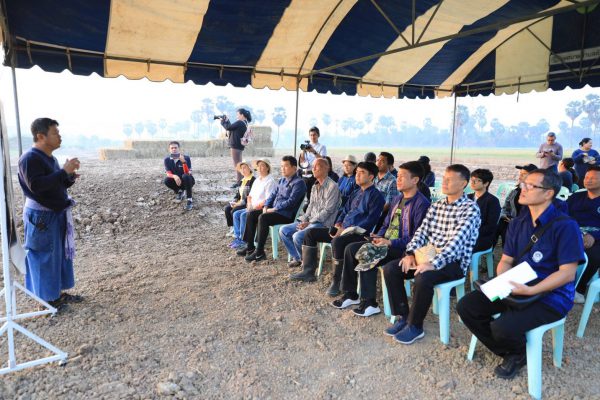 อธิบดี พช. นำทีมเอามื้อเนรมิตปรับพื้นที่ตาม “โคก หนอง นา โมเดล”