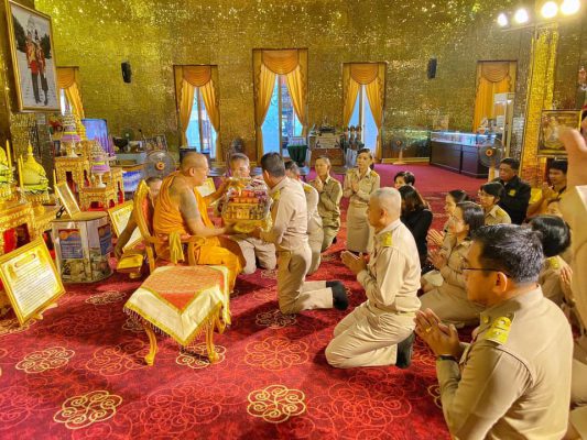 ผอ.สำนักงานพระพุทธศาสนาแห่งชาติกราบนมัสการสักการะขอพรปีใหม่เจ้าอาวาสวัดไผ่ล้อม