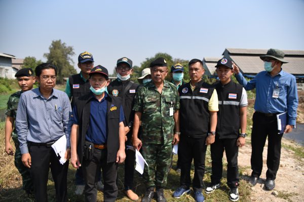 มทบ. 17 ร่วมศูนย์ดำรงธรรม ตรวจฟาร์มหมู่แอบปล่อยน้ำเสียลงคลอง