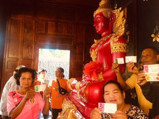 คอหวย แห่แก้บนหลวงพ่อสีชมพู หลังให้โชคถูกรางวัลกันถ้วนหน้า