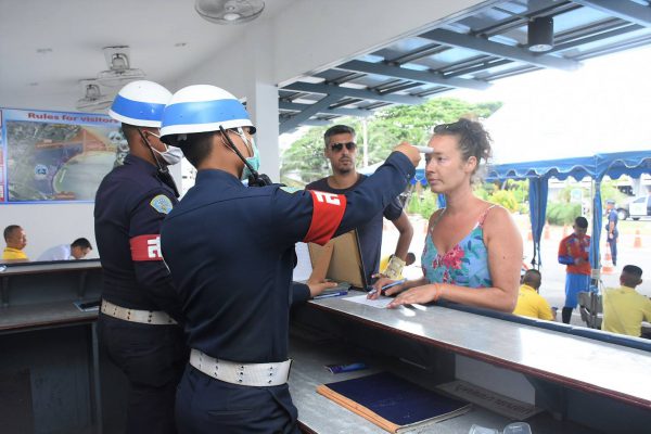 ทหาร​ บน. 5 เข้ม​ มาตรการคัดกรองนักท่องเที่ยว 100 เปอร์เซนต์เข้าอ่าวมะนาวป้องกันการแพร่ระบาดโรคโควิด-19