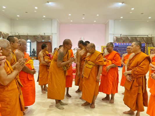 เจ้าอาวาสวัดไผ่ล้อม ถวายเงินหนึ่งแสนร่วมโครงการอบรมพระธรรมทูตสายต่างประเทศ