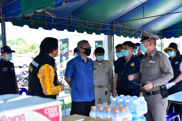 ผู้ว่าฯ นครปฐมลงพื้นที่ตรวจเยี่ยม ให้กำลังใจเจ้าหน้าที่ ที่ร่วมกันตั้งหรือจุดสกัด ดูแลการเดินทางข้ามพื้นที่จังหวัด เพื่อจัดระเบียบการเดินทาง การจราจร การเฝ้าระวังหรือสังเกตผู้เดินทาง และพฤติกรรมที่เสี่ยงต่อการติดโรค Covid-19