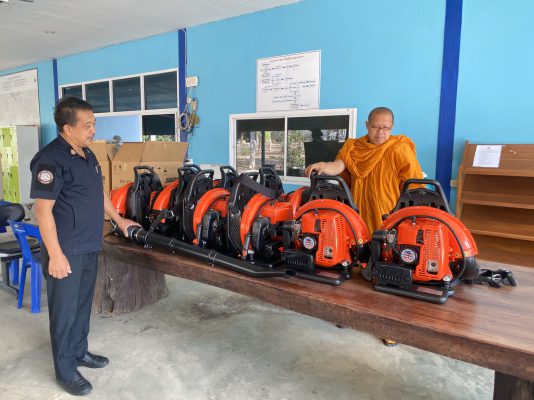 หลวงพี่น้ำฝน โดยกองทุนหลวงพ่อพูล มอบเครื่องเป่าลมสร้างแนวกันไฟป่าและดับไฟป่าให้หน่วยป้องกันและพัฒนาป่าไม้ปากท่อ