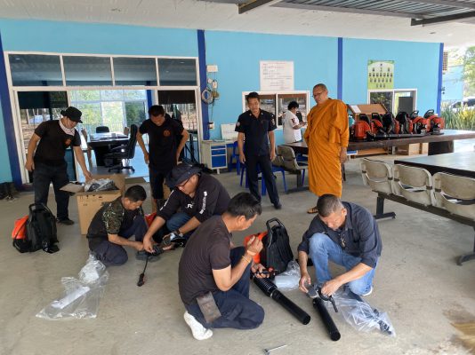 หลวงพี่น้ำฝน โดยกองทุนหลวงพ่อพูล มอบเครื่องเป่าลมสร้างแนวกันไฟป่าและดับไฟป่าให้หน่วยป้องกันและพัฒนาป่าไม้ปากท่อ