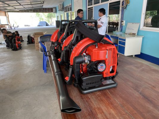 หลวงพี่น้ำฝน โดยกองทุนหลวงพ่อพูล มอบเครื่องเป่าลมสร้างแนวกันไฟป่าและดับไฟป่าให้หน่วยป้องกันและพัฒนาป่าไม้ปากท่อ