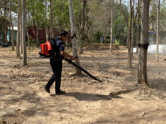 หลวงพี่น้ำฝน โดยกองทุนหลวงพ่อพูล มอบเครื่องเป่าลมสร้างแนวกันไฟป่าและดับไฟป่าให้หน่วยป้องกันและพัฒนาป่าไม้ปากท่อ