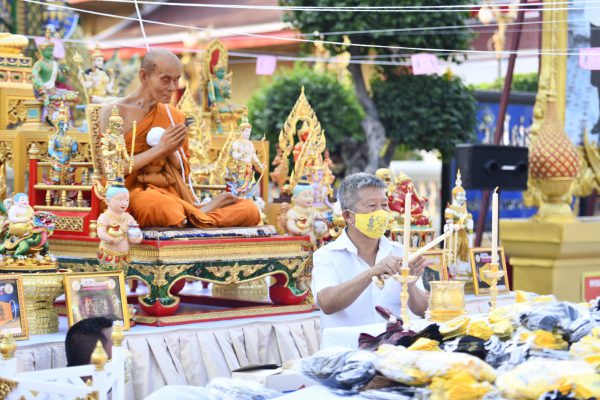 นครปฐม วัดไผ่ล้อมจัดพิธีสวดมนต์เสริมมงคลหน้ากากผ้ายันต์ นะปัดตลอด เพื่อเสริมความเป็นศิริมงคล เป็นกุศโลบายเตือนสติให้กับผู้สวมใส่ได้ป้องกันใส่ไว้ตลอด ในช่วงเวลานี้