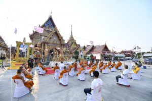 นครปฐม วัดไผ่ล้อมจัดพิธีสวดมนต์เสริมมงคลหน้ากากผ้ายันต์ นะปัดตลอด เพื่อเสริมความเป็นศิริมงคล เป็นกุศโลบายเตือนสติให้กับผู้สวมใส่ได้ป้องกันใส่ไว้ตลอด ในช่วงเวลานี้