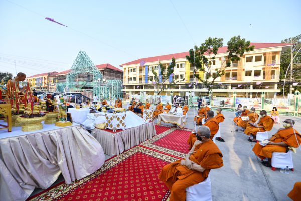 นครปฐม วัดไผ่ล้อมจัดพิธีสวดมนต์เสริมมงคลหน้ากากผ้ายันต์ นะปัดตลอด เพื่อเสริมความเป็นศิริมงคล เป็นกุศโลบายเตือนสติให้กับผู้สวมใส่ได้ป้องกันใส่ไว้ตลอด ในช่วงเวลานี้