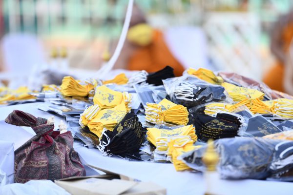 นครปฐม วัดไผ่ล้อมจัดพิธีสวดมนต์เสริมมงคลหน้ากากผ้ายันต์ นะปัดตลอด เพื่อเสริมความเป็นศิริมงคล เป็นกุศโลบายเตือนสติให้กับผู้สวมใส่ได้ป้องกันใส่ไว้ตลอด ในช่วงเวลานี้