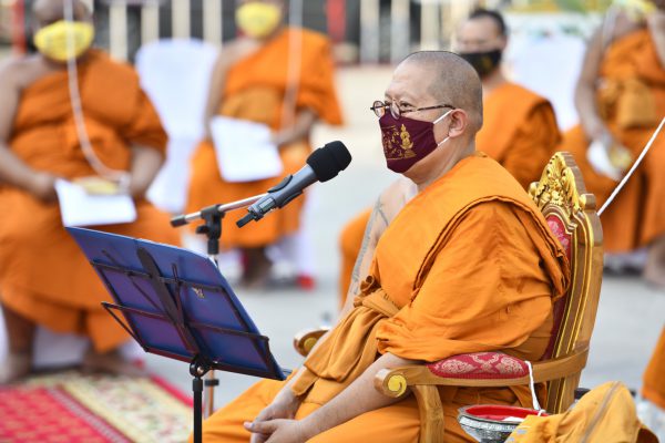 นครปฐม วัดไผ่ล้อมจัดพิธีสวดมนต์เสริมมงคลหน้ากากผ้ายันต์ นะปัดตลอด เพื่อเสริมความเป็นศิริมงคล เป็นกุศโลบายเตือนสติให้กับผู้สวมใส่ได้ป้องกันใส่ไว้ตลอด ในช่วงเวลานี้