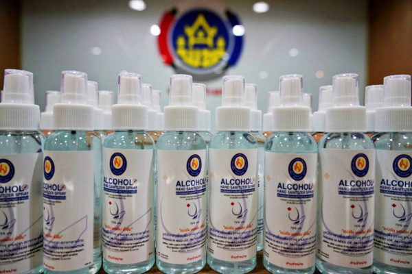 มูลนิธิอาสาเพื่อนพึ่ง (ภาฯ) มอบสเปรย์แอลกอฮอล์ให้ พช.ใช้ป้องกันเชื้อ โควิด-19