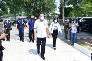 รองนายกรัฐมนตรีและรัฐมนตรีว่าการกระทรวงสาธารณสุขเดินทางตรวจเยี่ยม StateQuarantine โรงเรียนการบินกำแพงแสน จังหวัดนครปฐม