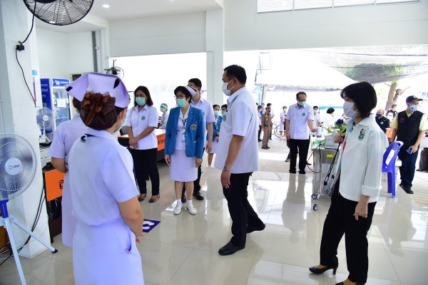 รองนายกรัฐมนตรีและรัฐมนตรีว่าการกระทรวงสาธารณสุขเดินทางตรวจเยี่ยมให้กำลังใจบุคลากรด้านสาธารณสุขที่โรงพยาบาลนครปฐม