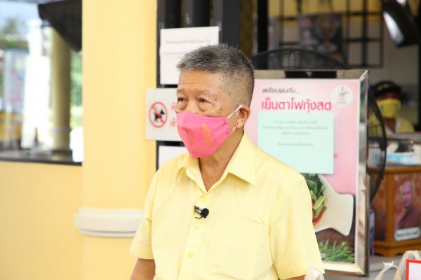 เฮียเงี๊ยบ ร้านก๋วยเตี๋ยวลูกชิ้นปลานายเงี๊ยบ สาย 4 มอบเงิน 1 ล้านบาท เพื่อซื้ออุปกรณ์ทางการแพทย์ ช่วยรักษาผู้ป่วยโควิด-19 ให้โรงพยาบาลศิริราช